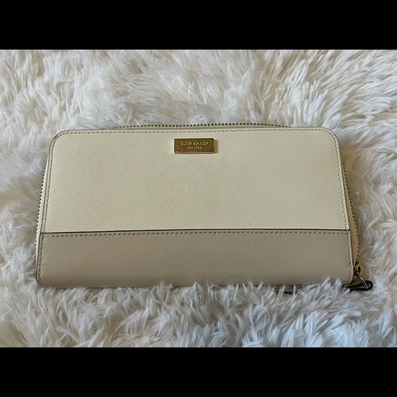Kate Spade Wallet & Shoulder Bag
Perfect size for all the things 😁 - Picture 6 of 8